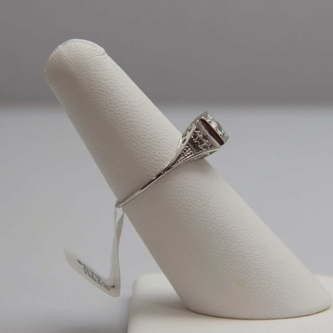 d579 Lovely Antique 18kt White Gold Diamond Engagement Ring