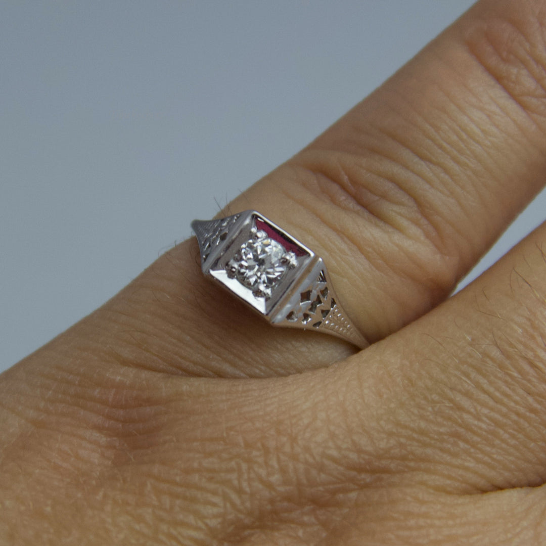 d579 Lovely Antique 18kt White Gold Diamond Engagement Ring