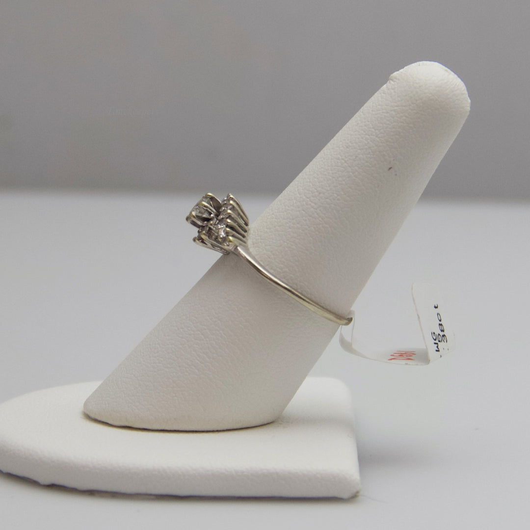 d581 Dazzling 14kt White Gold Diamond Engagement Ring