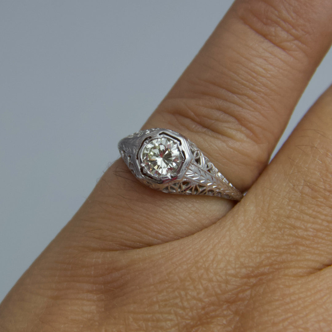 d602 Gorgeous 18k White Gold Diamond Engagement Ring