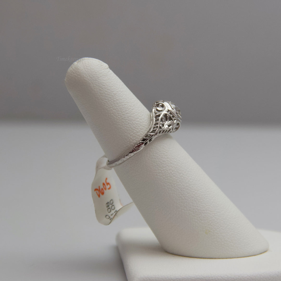 d605 Dazzling 18k White Gold Diamond Engagement Ring