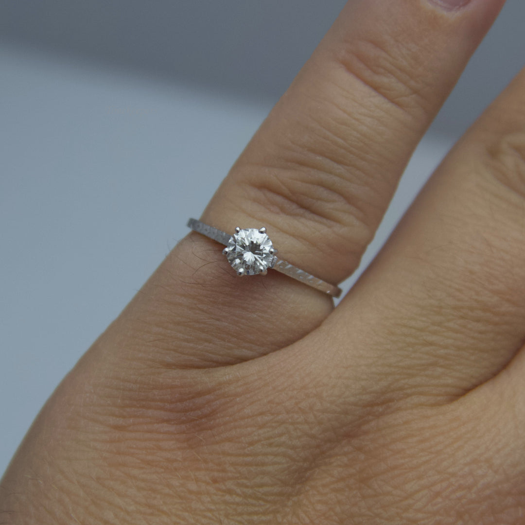 d651 Dazzling 18k White Gold Diamond Engagement Ring