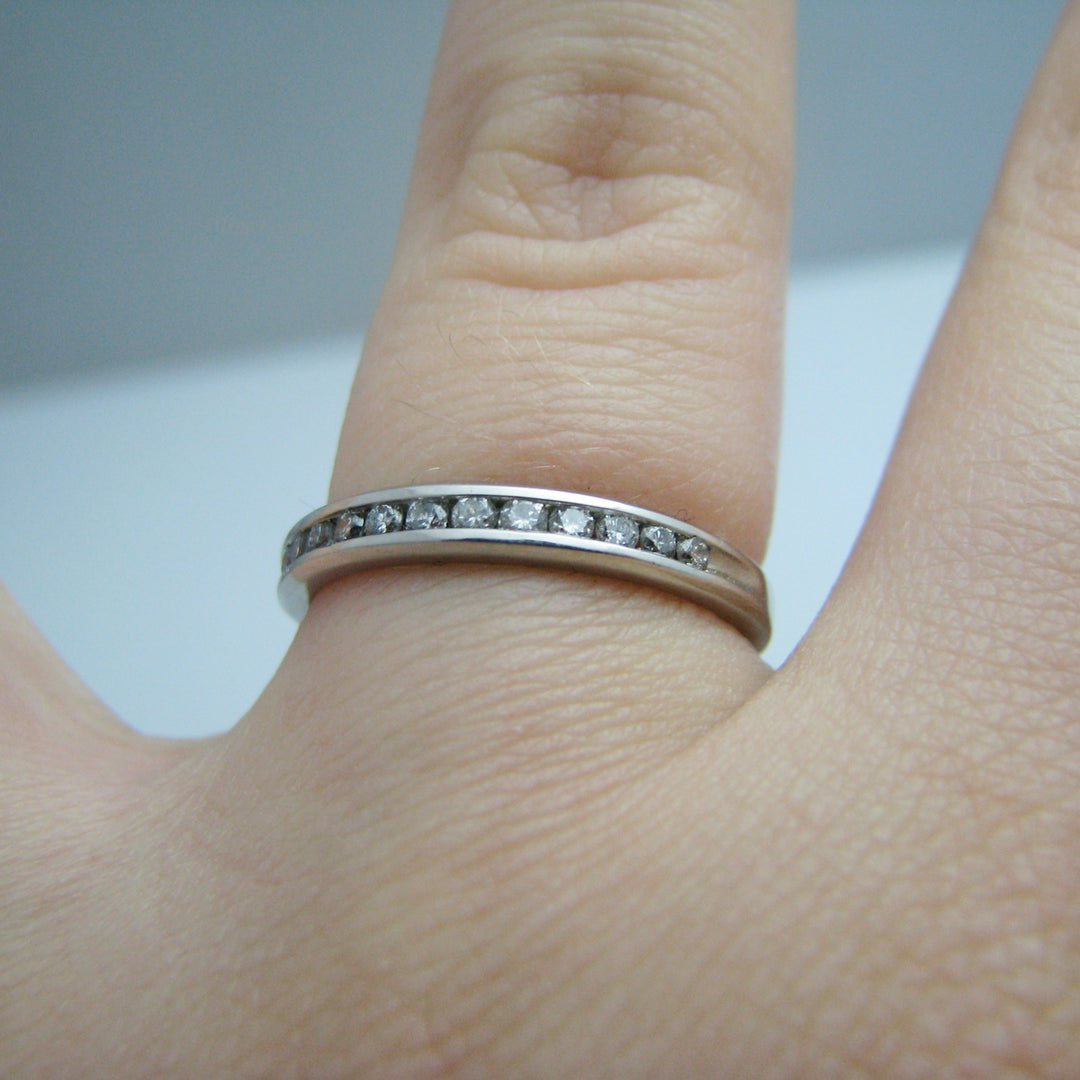 d831 Elegant Platinum Diamond Wedding Band