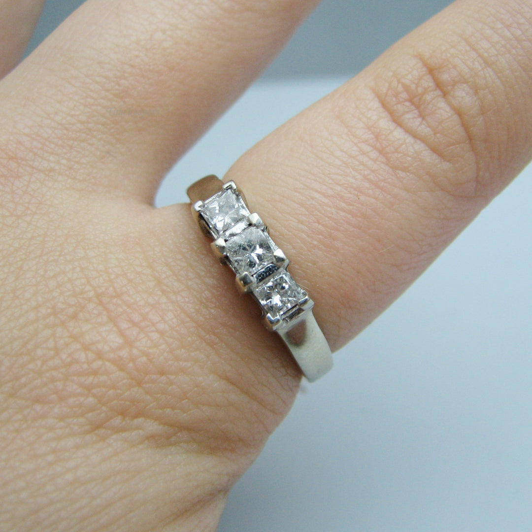 d835 Beautiful 14k White Gold Diamond Ring