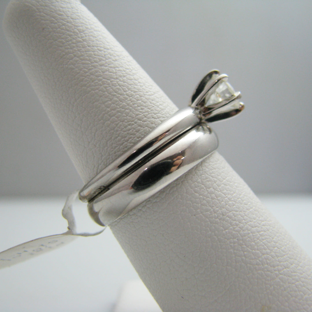 d862 Simple Platinum Solitaire Diamond Wedding Ring Set