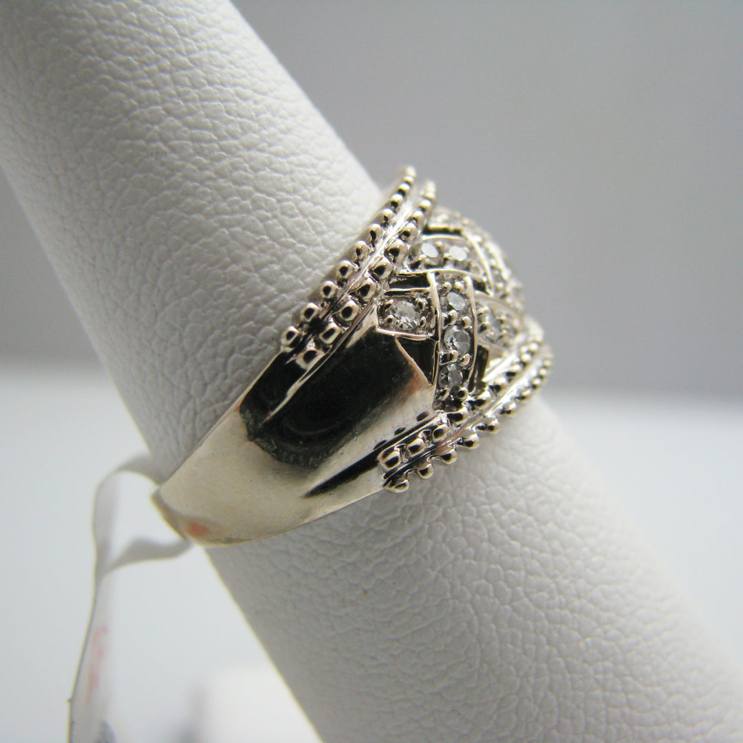 d876 Dazzling 14k White Gold Diamond Ring