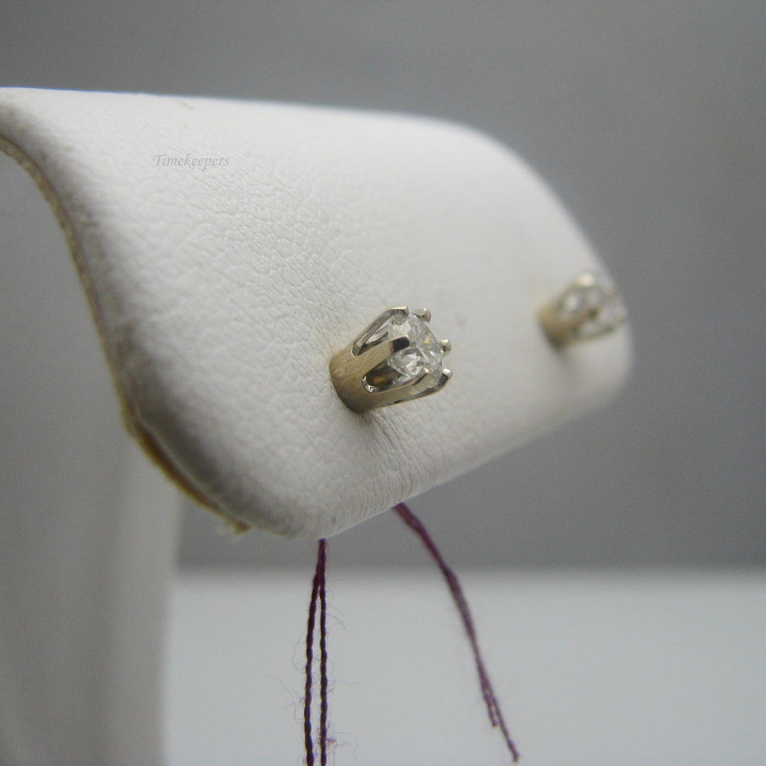 d917 14k White Gold Diamond Stud Earrings