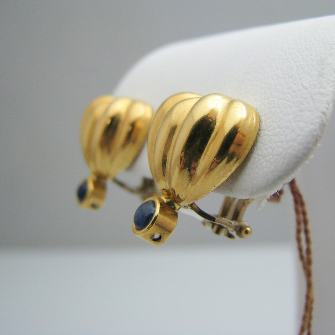 d963 Pretty 18k Yellow Gold Blue Cabochon Stone Heart Shell Earrings