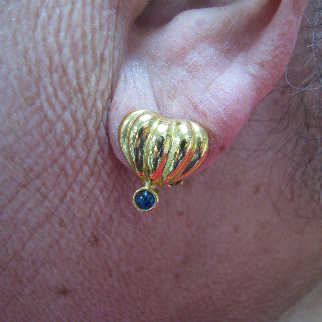 d963 Pretty 18k Yellow Gold Blue Cabochon Stone Heart Shell Earrings
