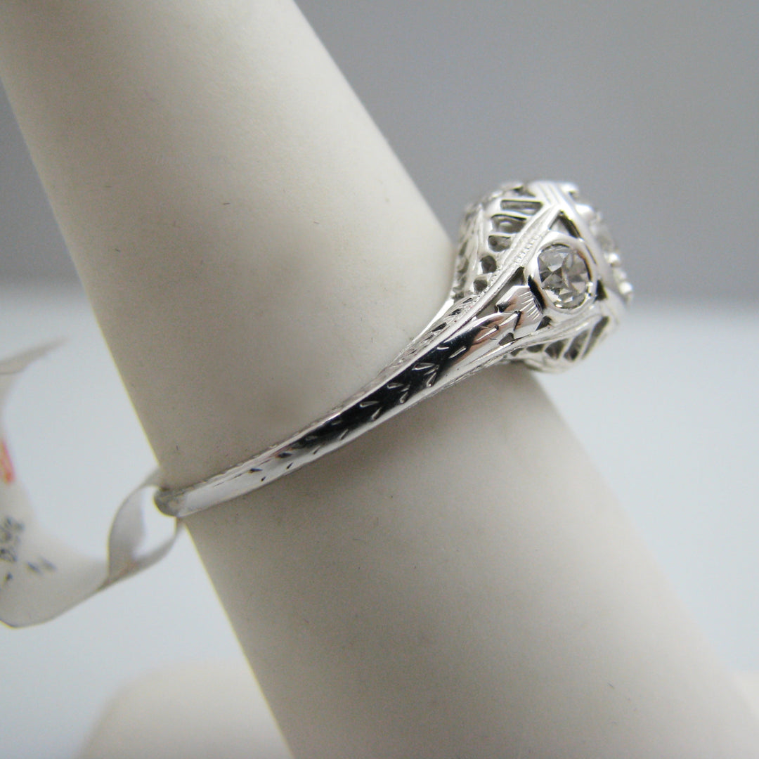 d983 Superb 18k White Gold Diamond Engagement Ring