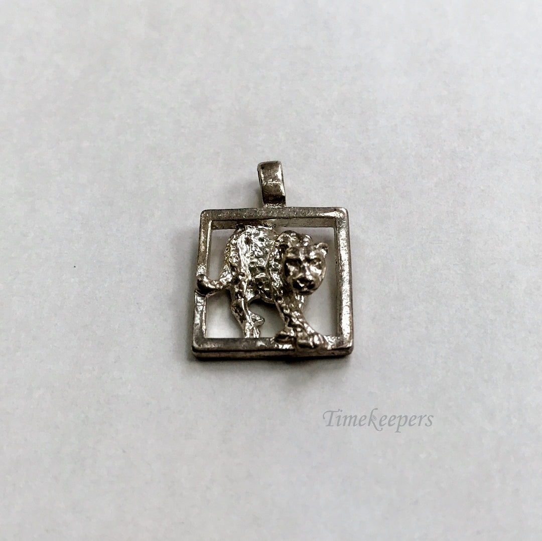 e039 Vintage Silver Tone Walking Animal Charm Pendant