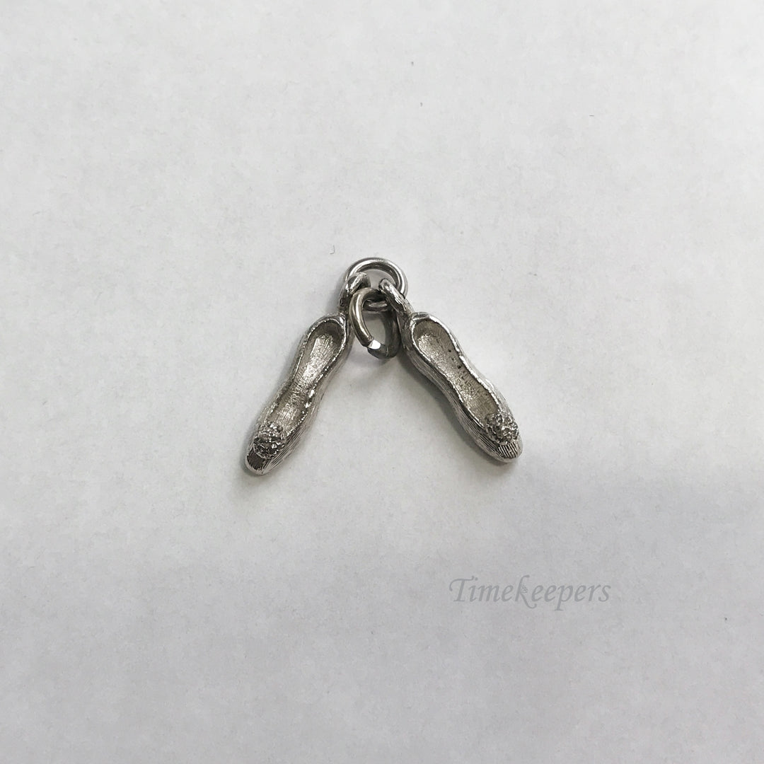e054 Vintage Silver Tone Ballet Shoes Charm Pendant