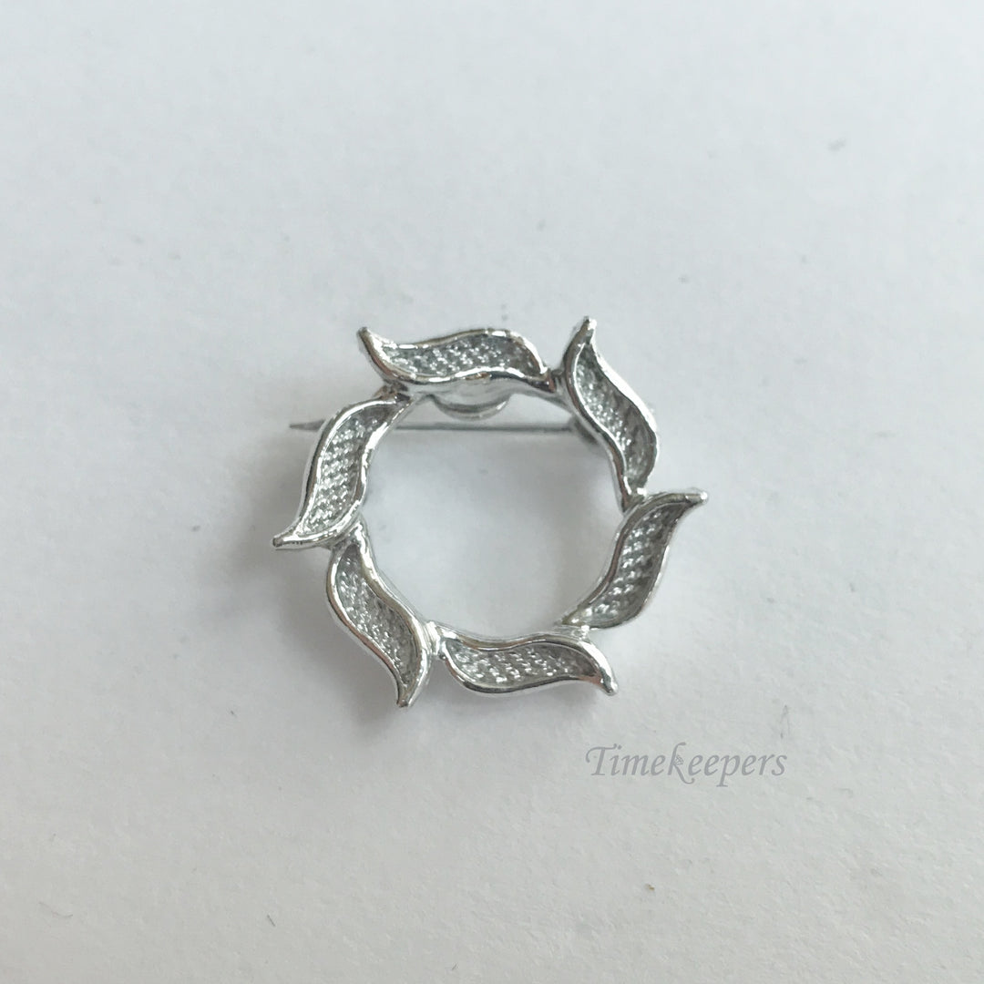 e302 Vintage Elegant Silver Tone Round Brooch Pin