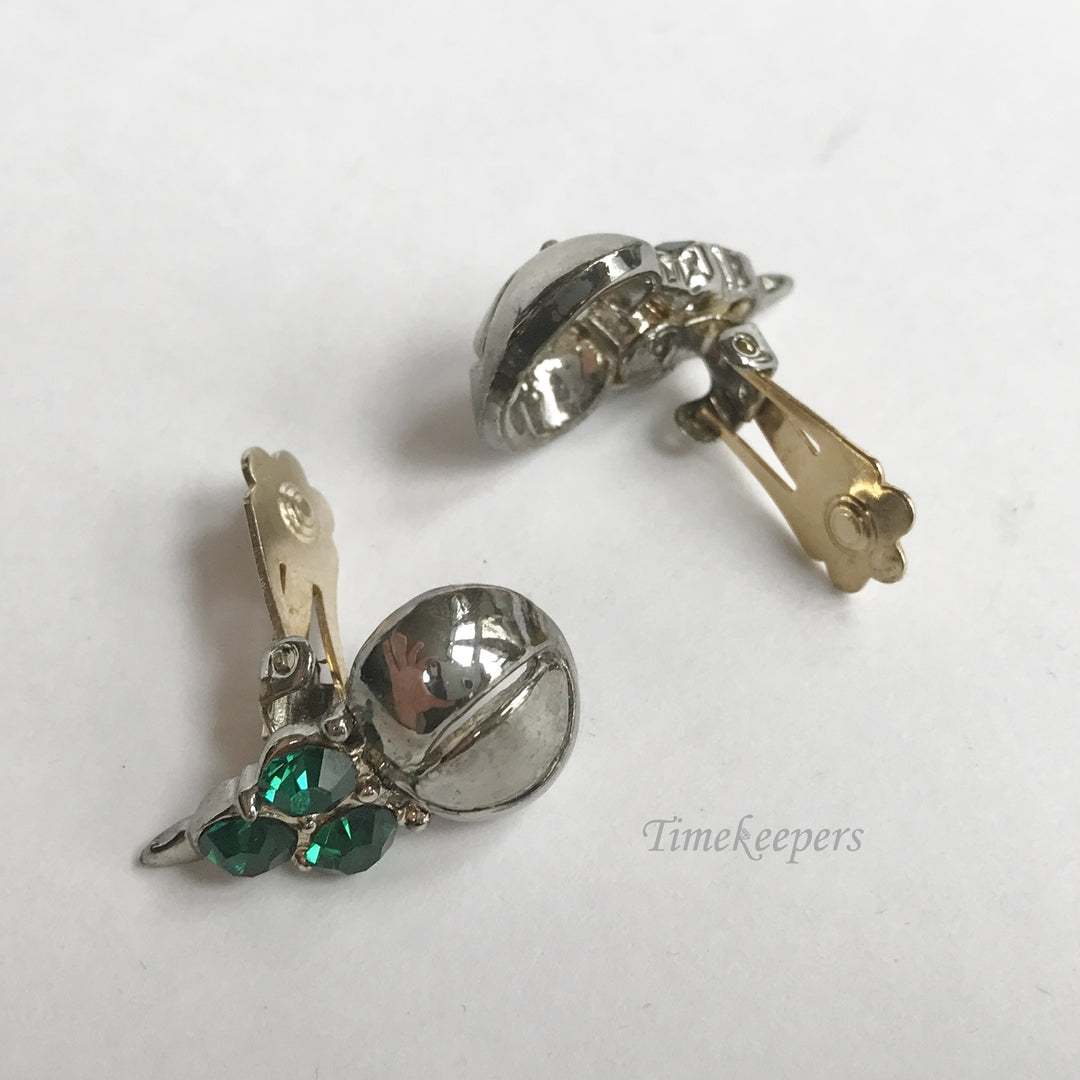 e326 Vintage Classic Silver Tone Green Stone Clip On Earrings