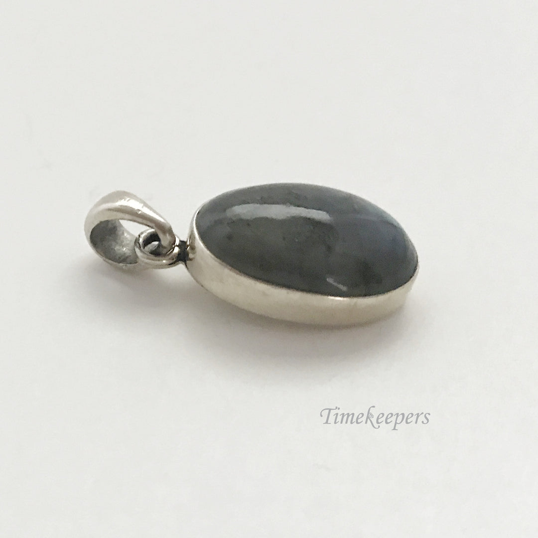 e357 Vintage Sterling Silver Oval Green Stone Pendant