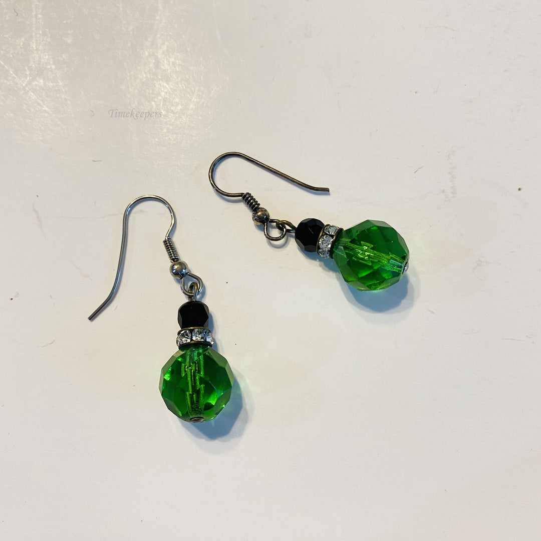 f592 Vintage Green Black Stone Dangle Pierced Earrings