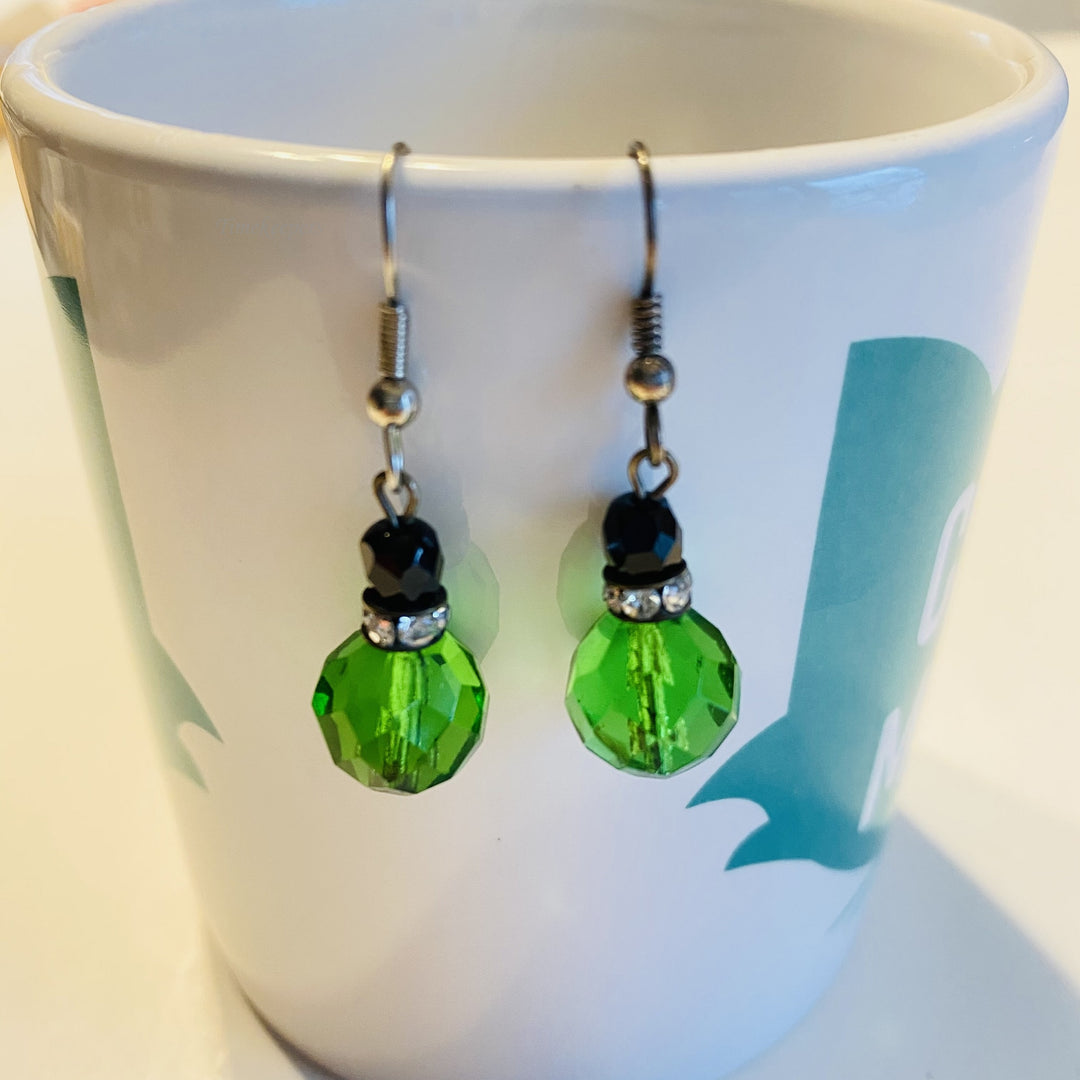 f592 Vintage Green Black Stone Dangle Pierced Earrings