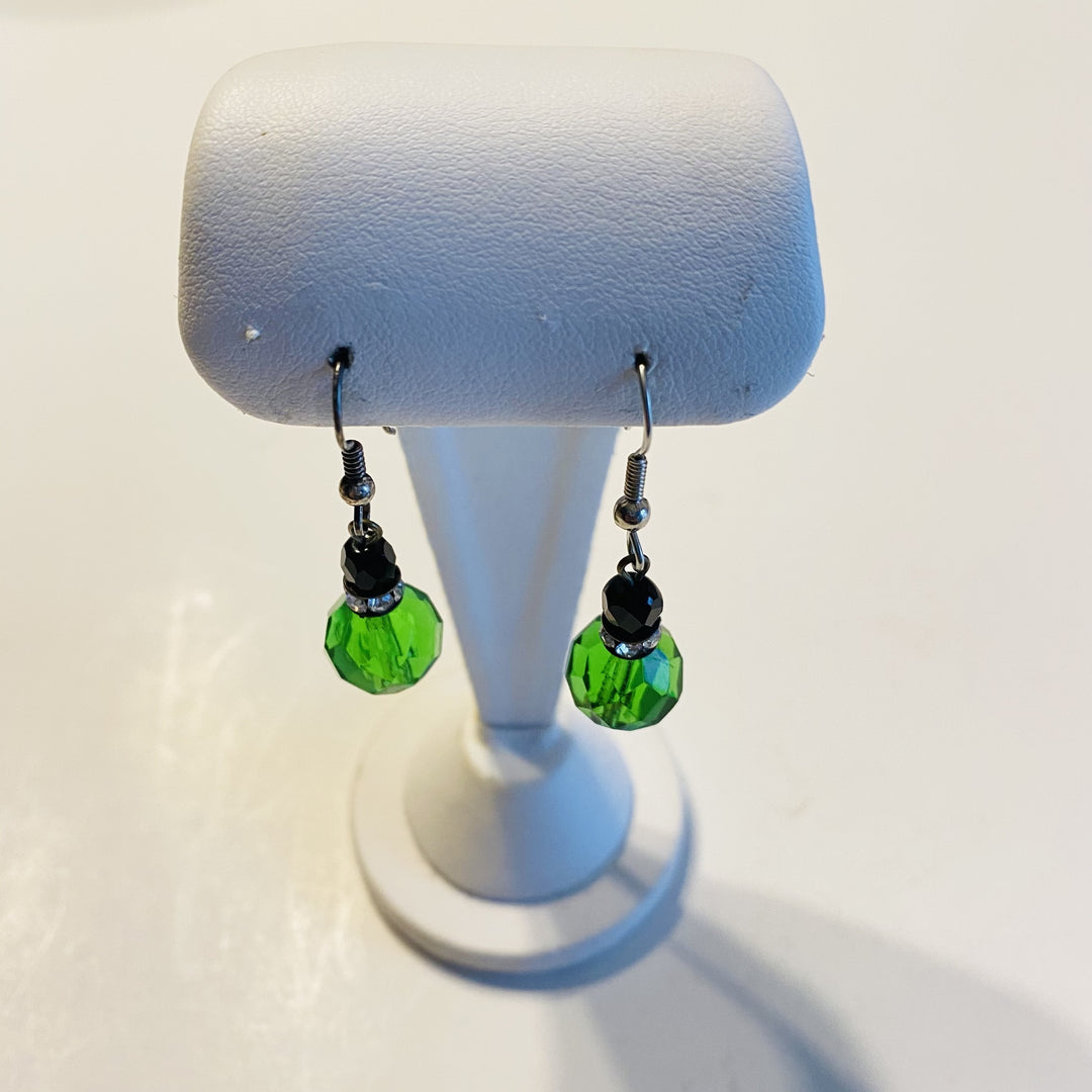 f592 Vintage Green Black Stone Dangle Pierced Earrings