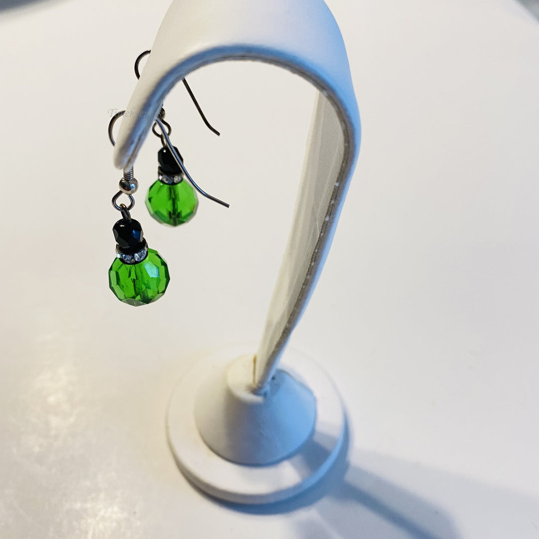 f592 Vintage Green Black Stone Dangle Pierced Earrings