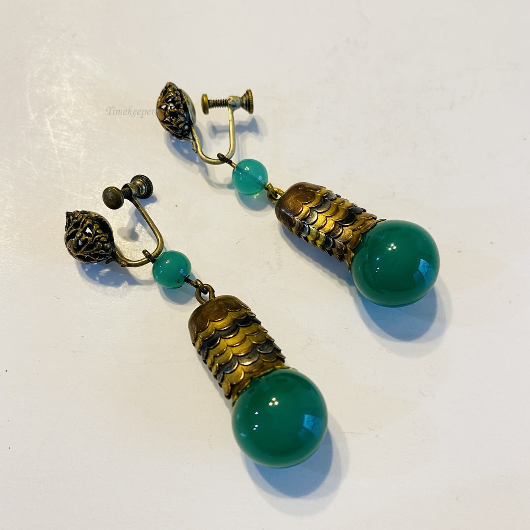 f595 Vintage Gold Tone Green Jade Dangle Screw-on Earrings