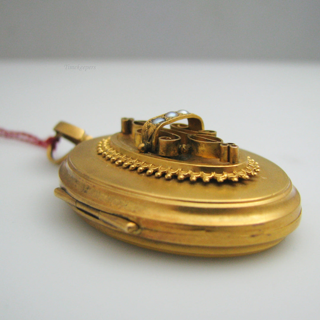 g070 Pretty Gold Filled Oval Locket