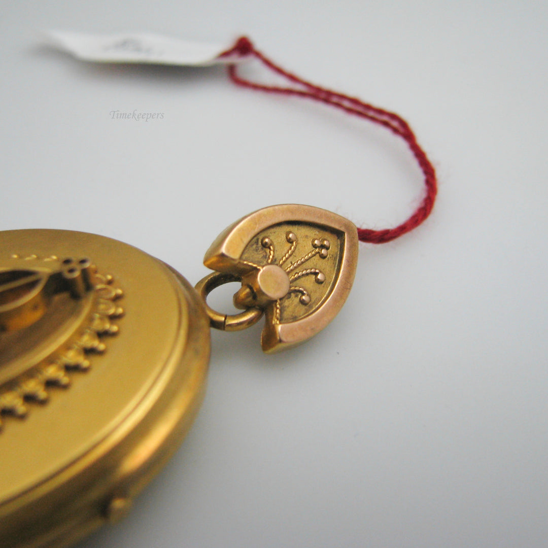 g070 Pretty Gold Filled Oval Locket