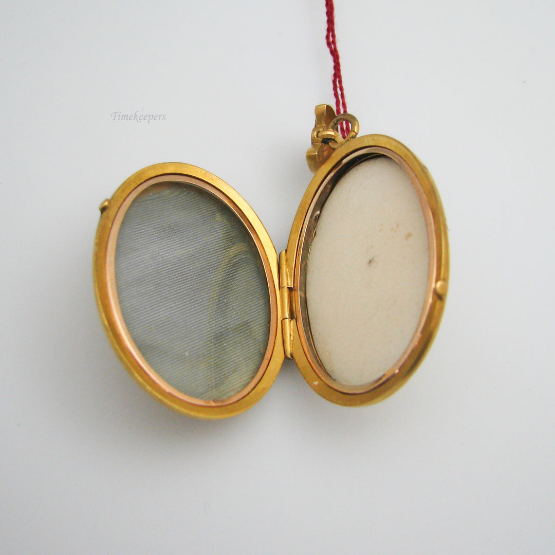 g070 Pretty Gold Filled Oval Locket