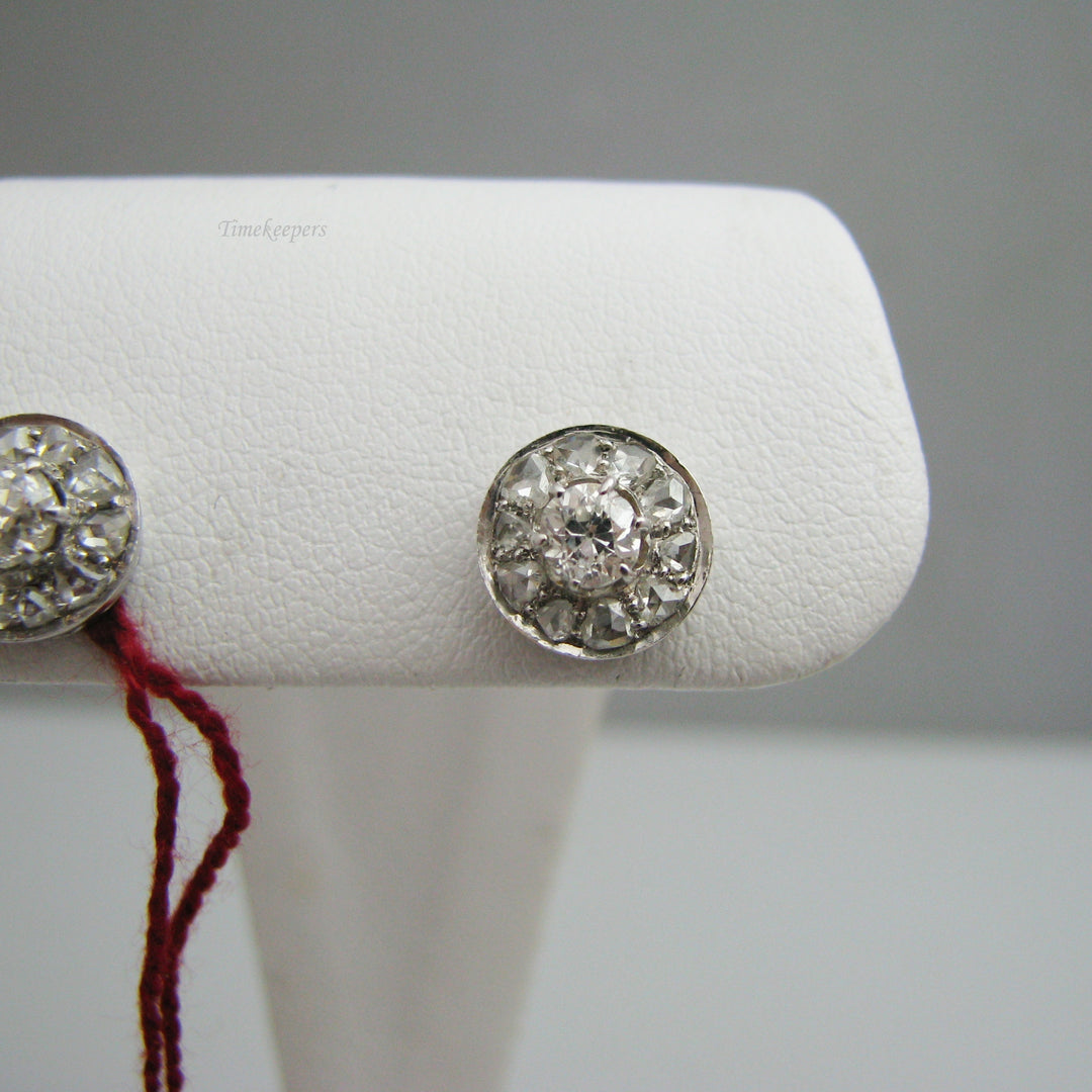 g117 Gorgeous 18k White Gold Diamond Stud Earrings