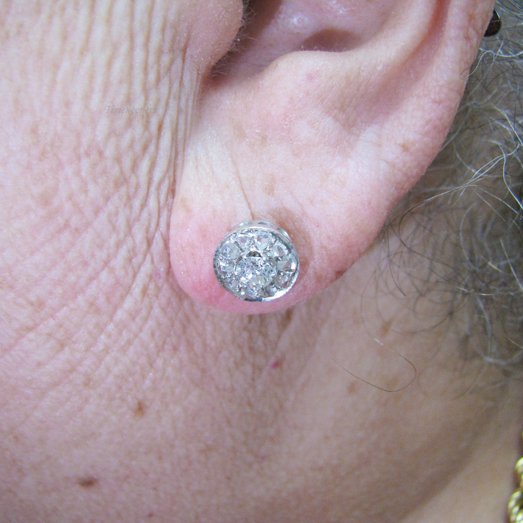 g117 Gorgeous 18k White Gold Diamond Stud Earrings