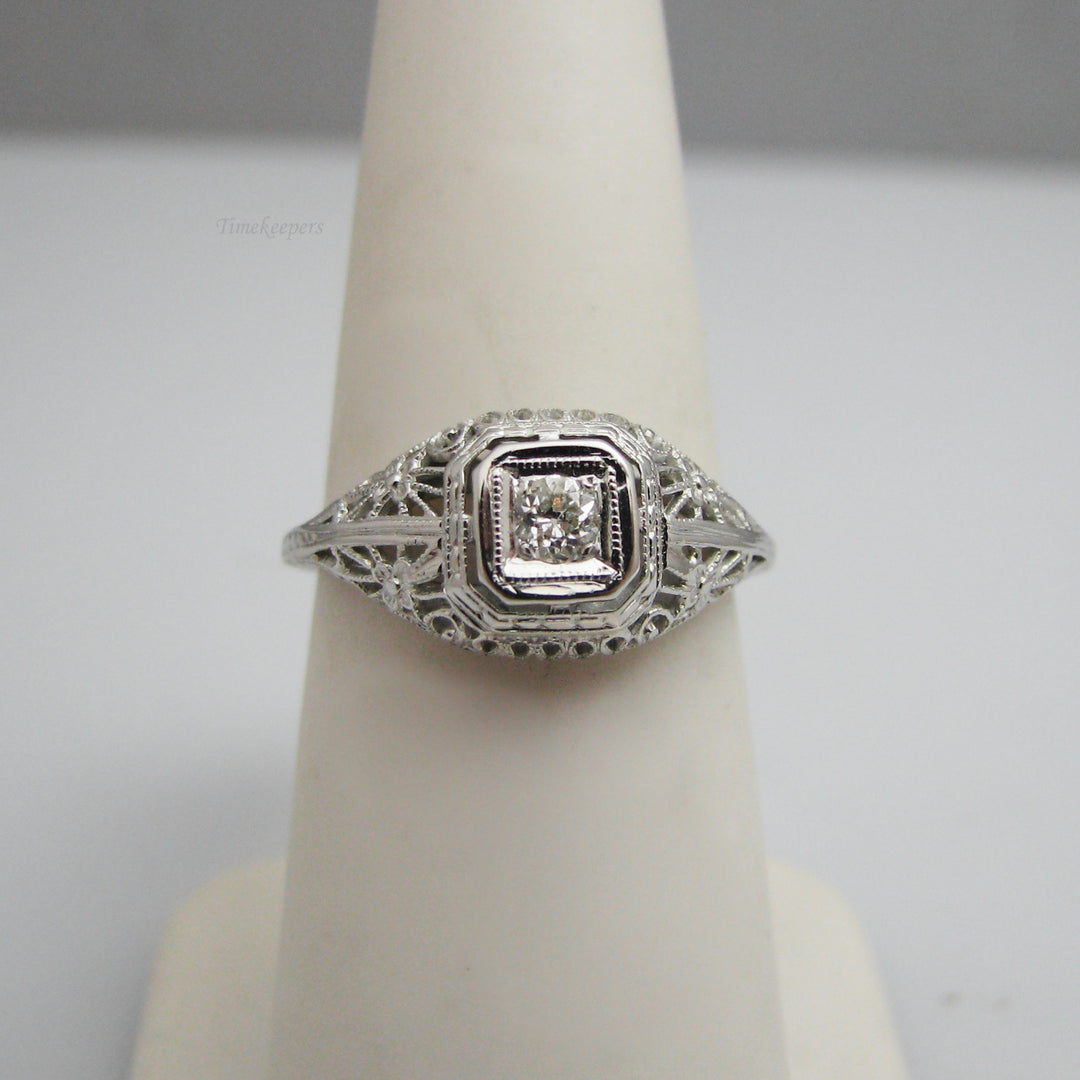 g132 Dazzling 18k White Gold Diamond Engagement Ring