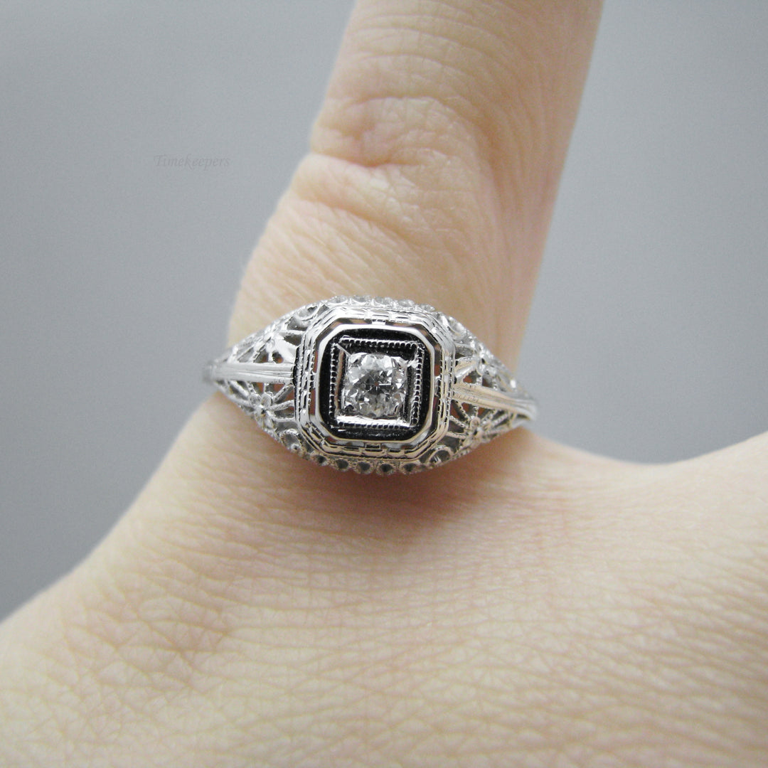 g132 Dazzling 18k White Gold Diamond Engagement Ring