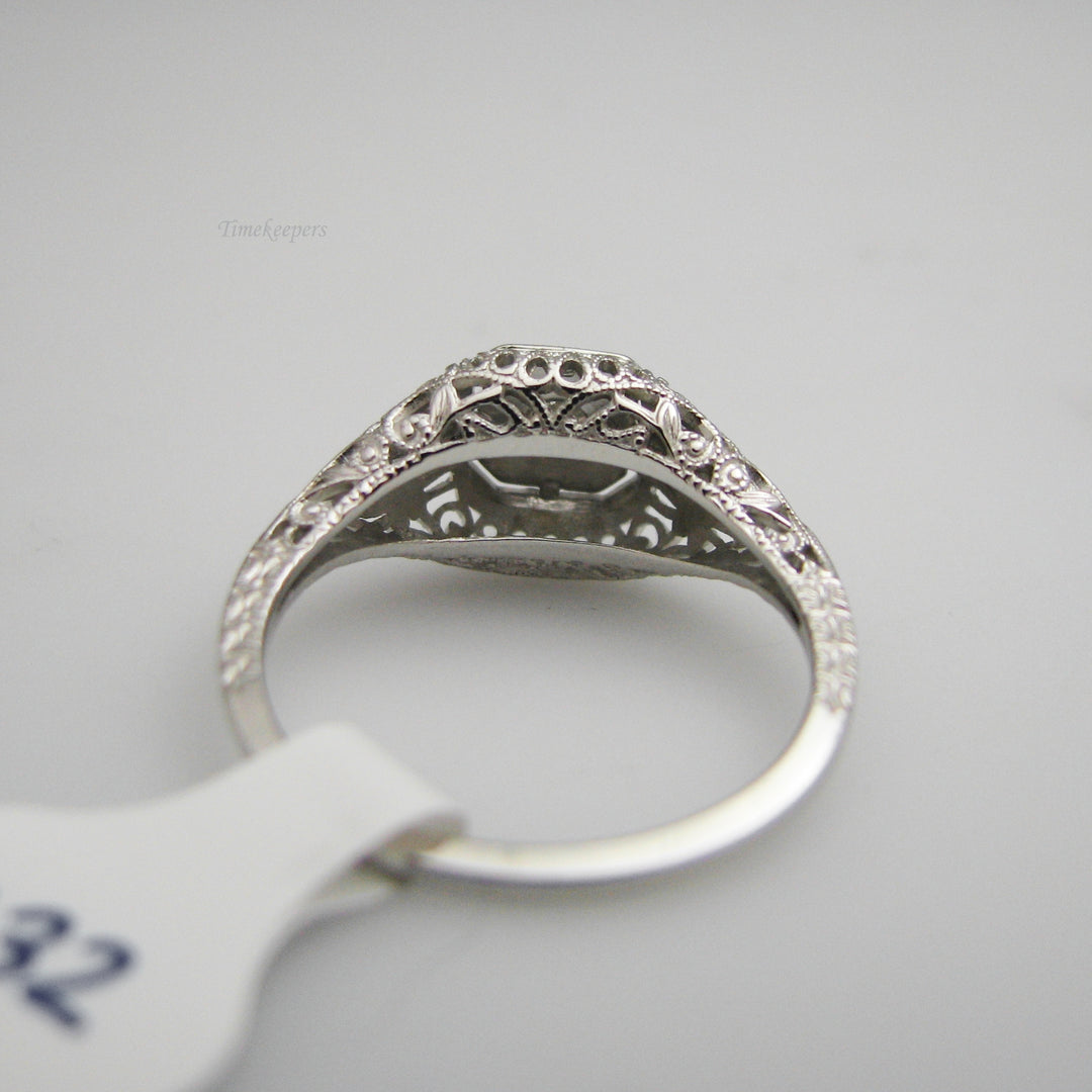 g132 Dazzling 18k White Gold Diamond Engagement Ring