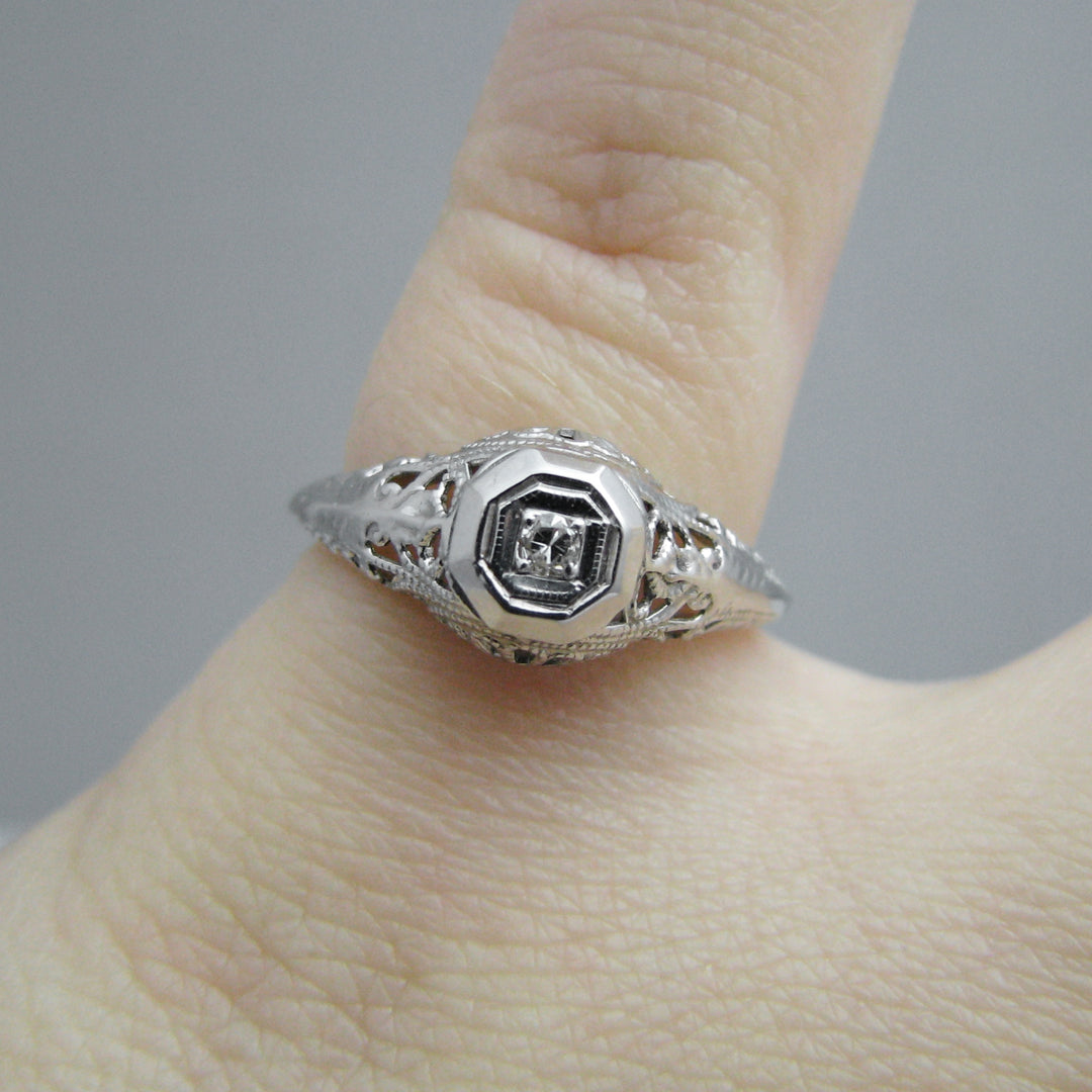 g134 Elegant 14k White Gold Diamond Engagement Ring