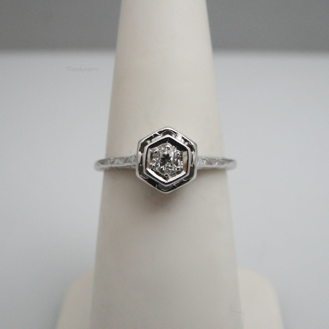 g136 Pretty 18k White Gold Diamond Engagement Ring