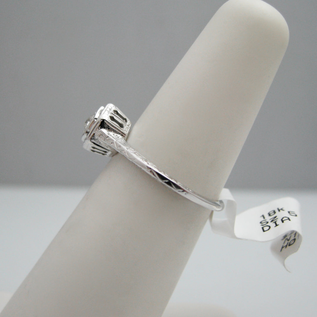 g136 Pretty 18k White Gold Diamond Engagement Ring