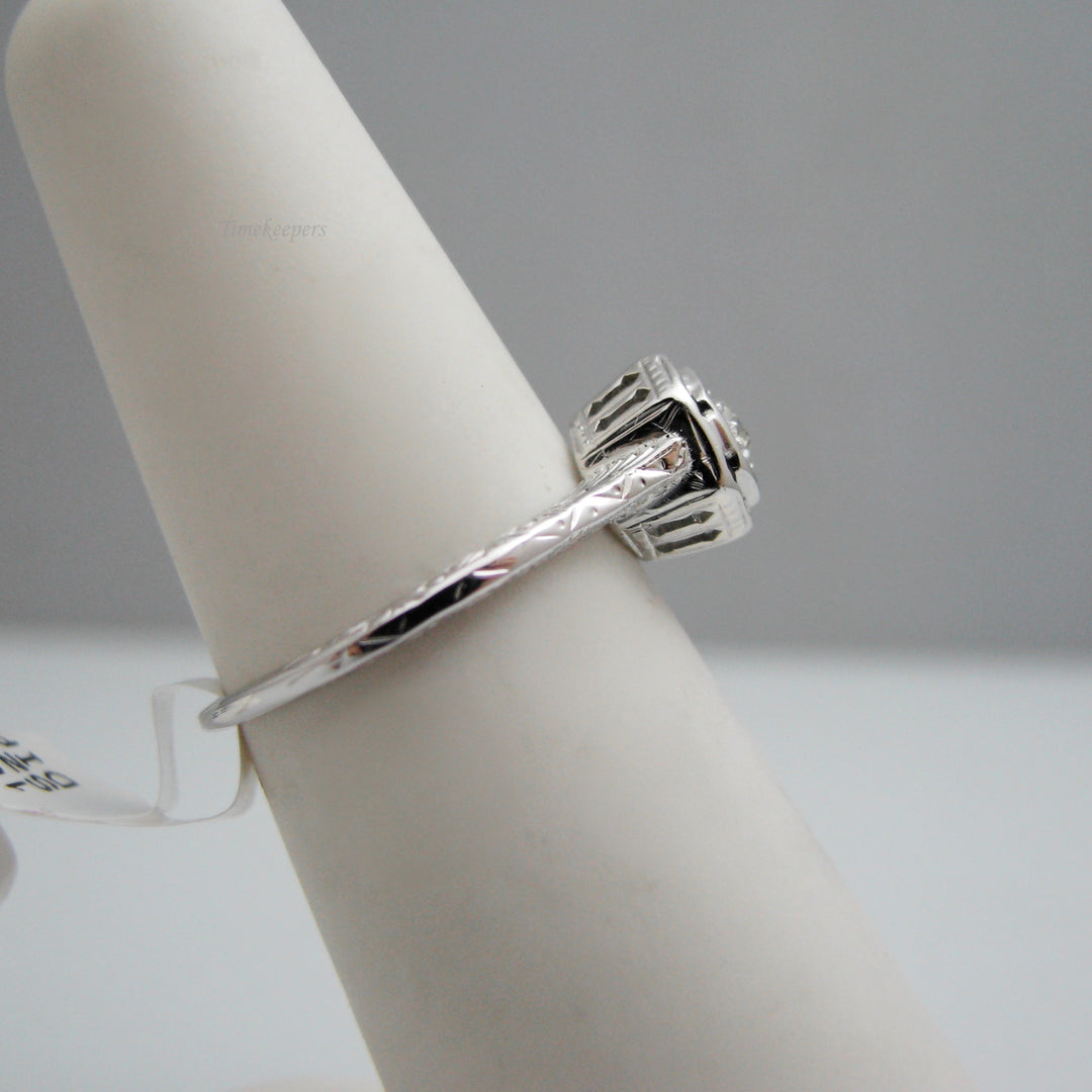 g136 Pretty 18k White Gold Diamond Engagement Ring