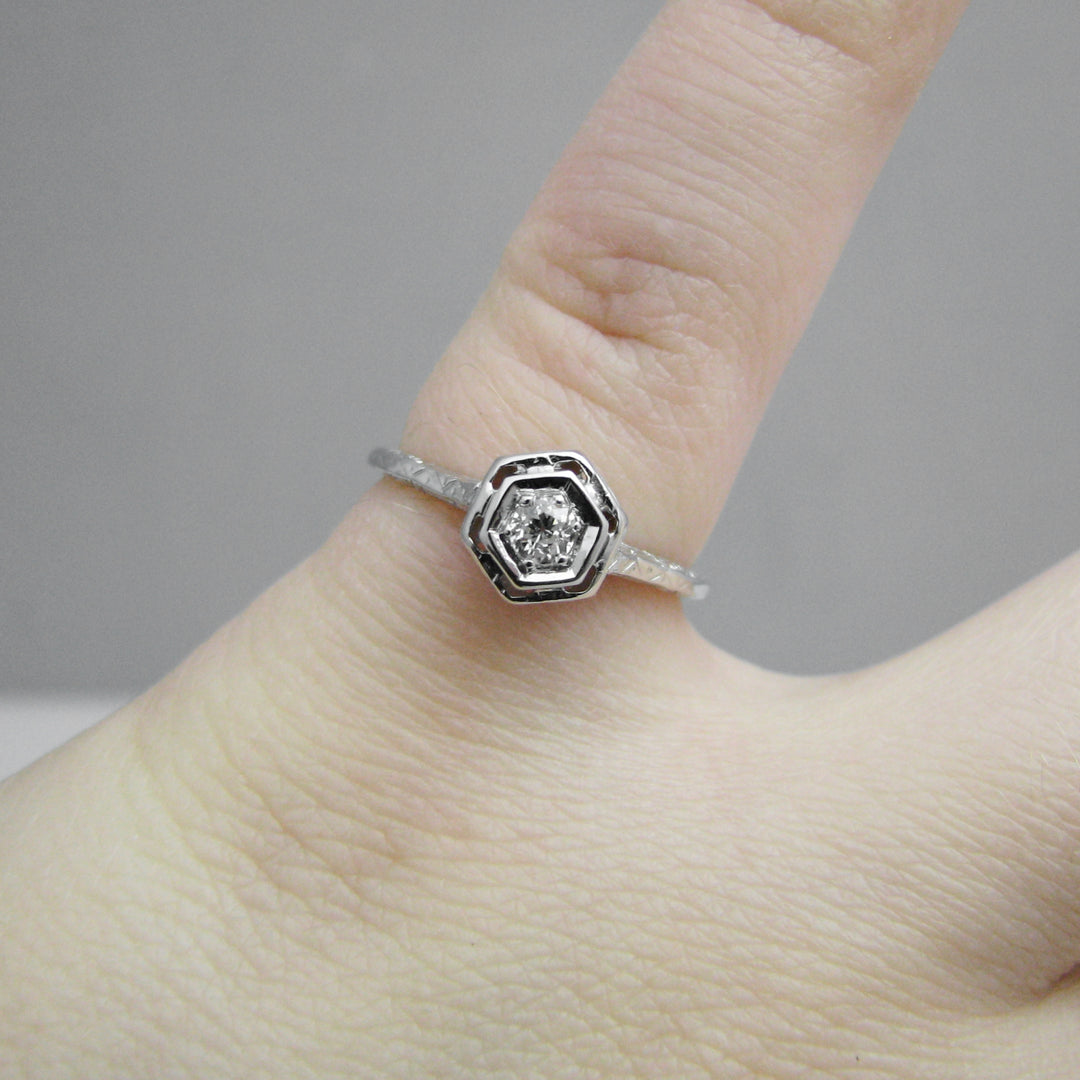 g136 Pretty 18k White Gold Diamond Engagement Ring