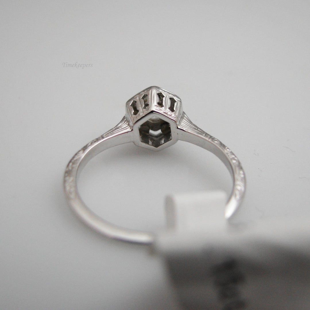 g136 Pretty 18k White Gold Diamond Engagement Ring