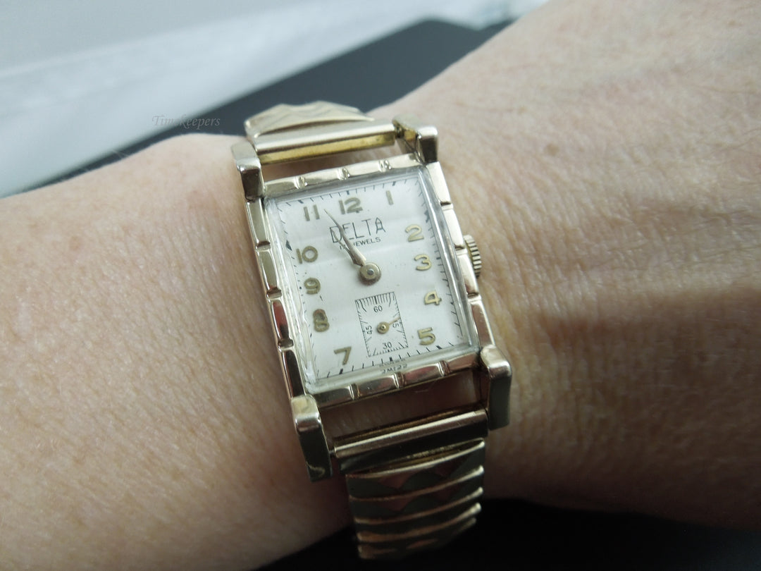 g346 Very Beautiful Delta Woman's Watch with 17 Jewels