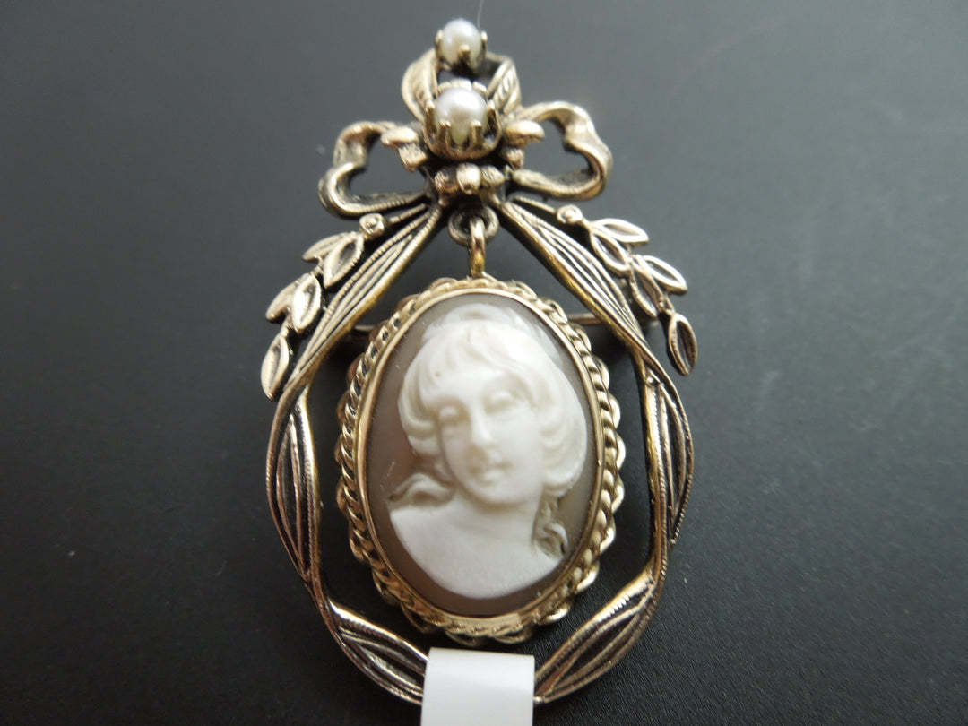 g404 Beautiful 14 Kt Yellow Gold Cameo Pin/Pendant Showcasing 2 Pearls