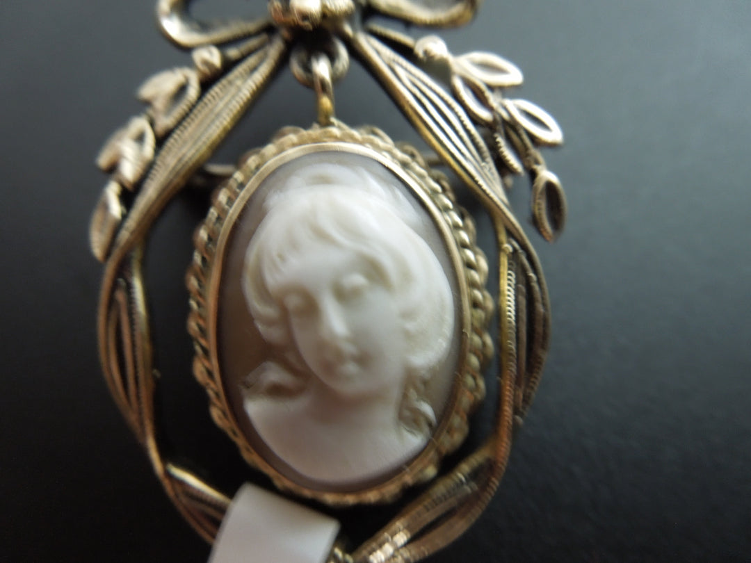 g404 Beautiful 14 Kt Yellow Gold Cameo Pin/Pendant Showcasing 2 Pearls
