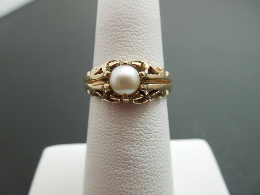 g408 Classic 18kt Yellow Gold Ring with a Center Pearl