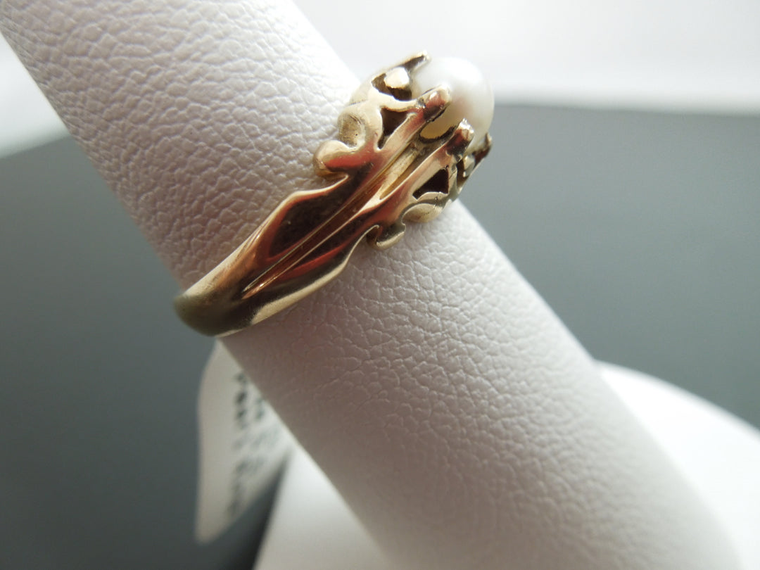 g408 Classic 18kt Yellow Gold Ring with a Center Pearl