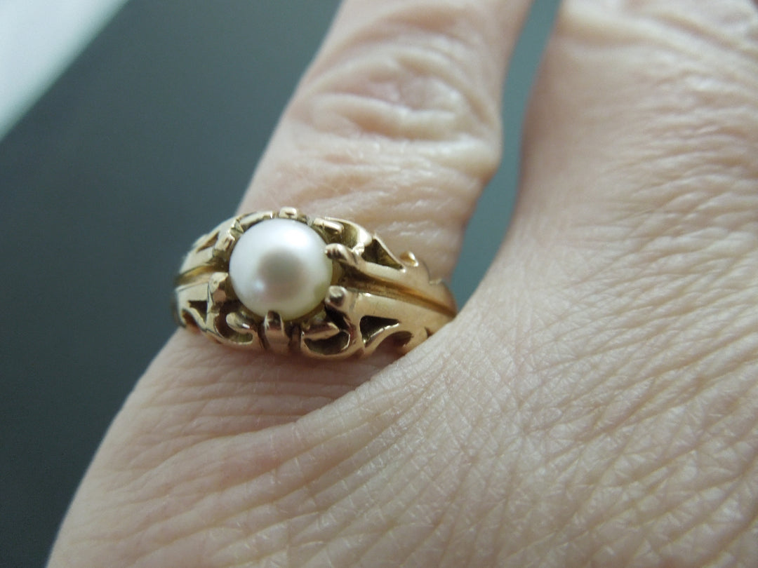 g408 Classic 18kt Yellow Gold Ring with a Center Pearl