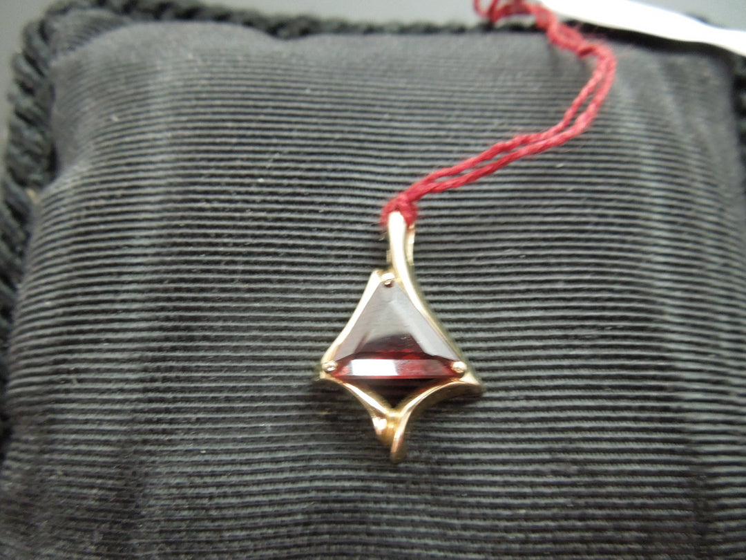 g410 Unique 14kt Yellow Gold Garnet Pendant