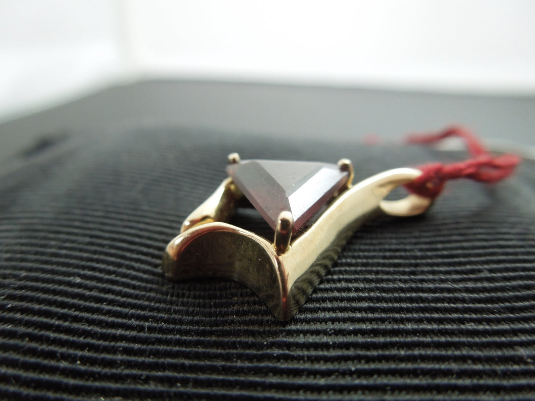 g410 Unique 14kt Yellow Gold Garnet Pendant