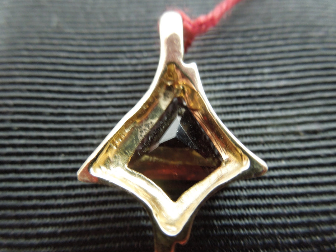 g410 Unique 14kt Yellow Gold Garnet Pendant