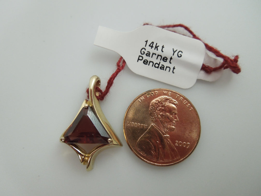 g410 Unique 14kt Yellow Gold Garnet Pendant
