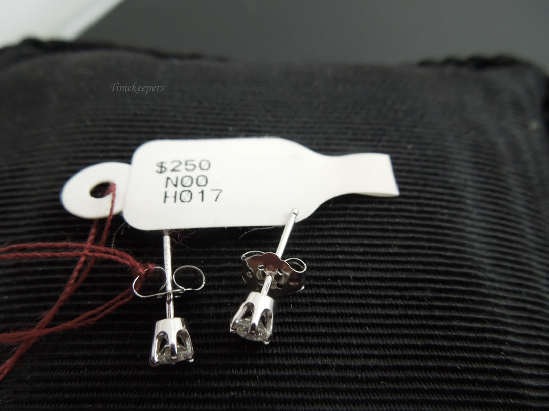 g444 Classic White Gold .24 tcw Round Diamond Stud Earrings