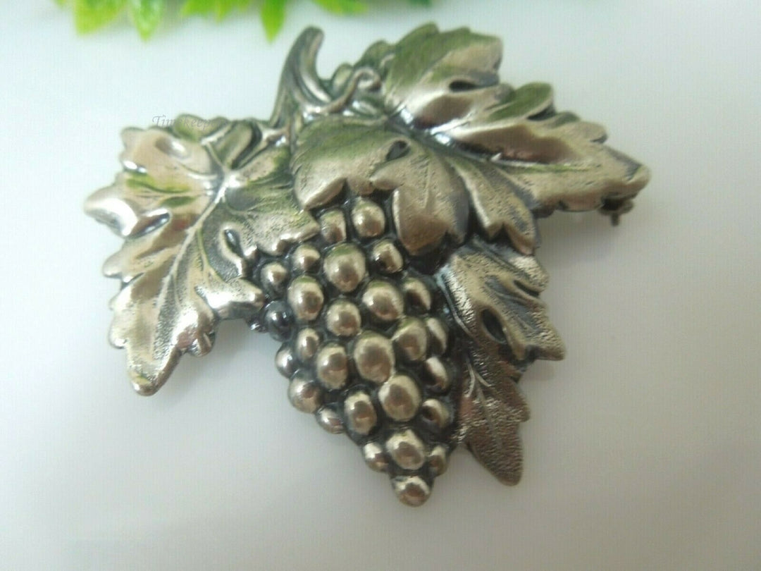 q499 Vintage Sterling Silver Grapes Wine Leaf Brooch Pin